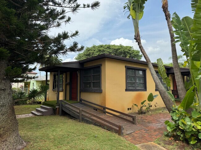 Building Photo - 2919 Poinsettia Ave