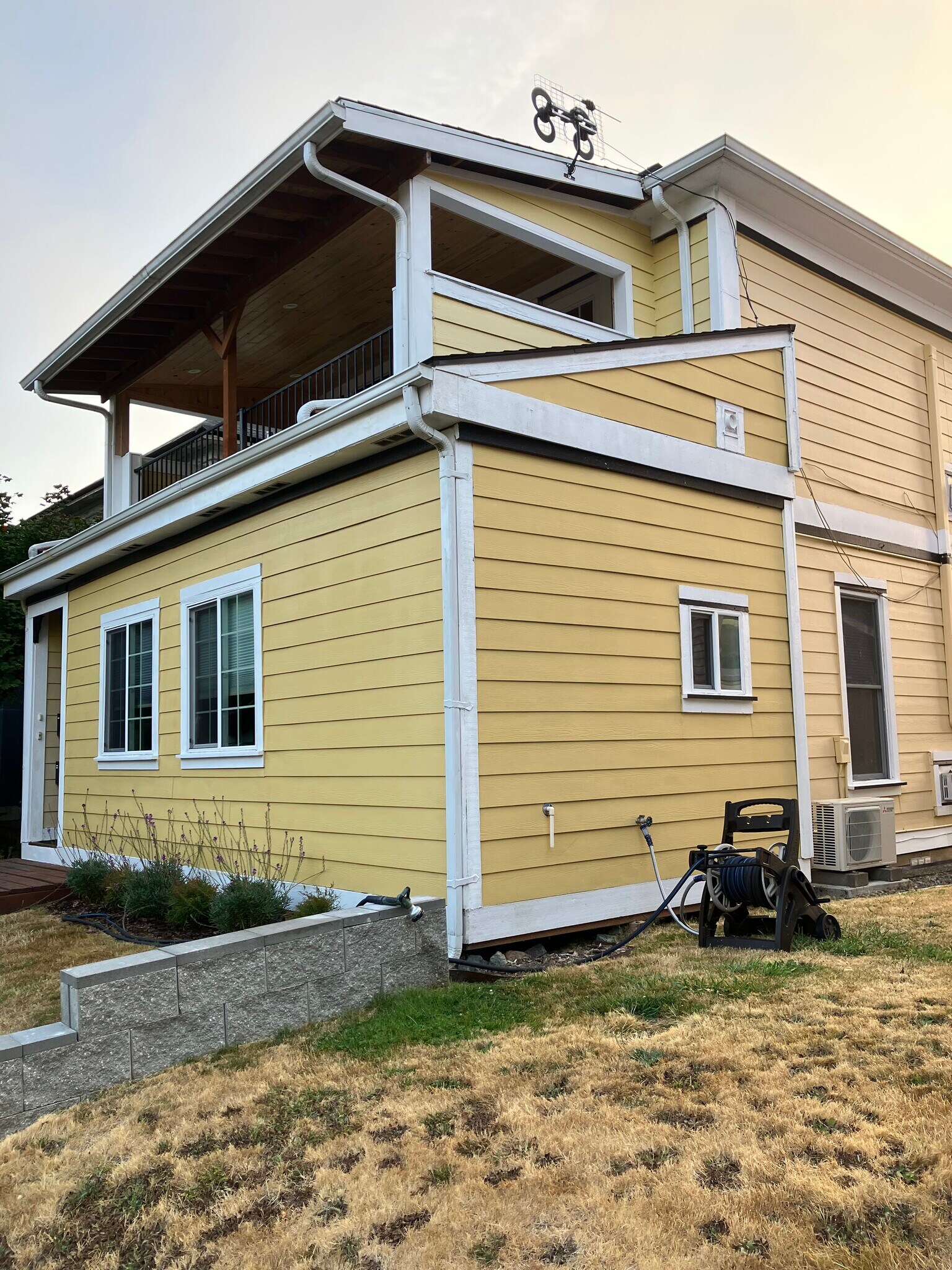Side of Duplex - 1409 N Fife St