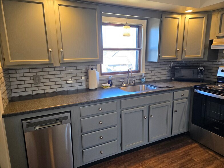 Building Photo - 636 W Center St