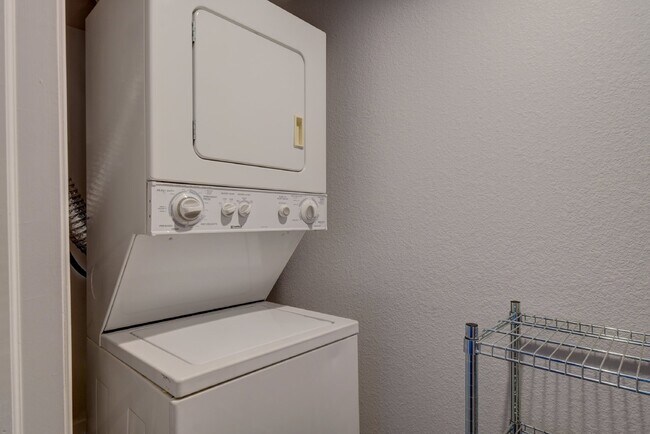 Building Photo - 4BR/2BA Beautiful Historic Home in the Highlands! AVAIL 5/15