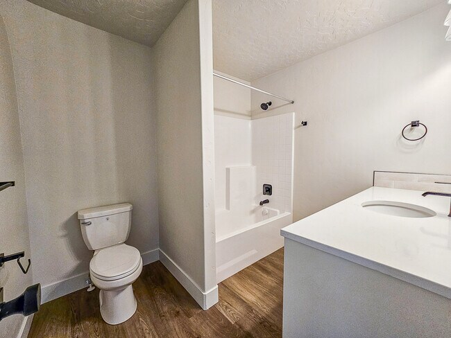 Building Photo - 203 Elm St