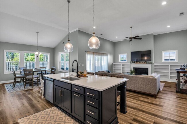Building Photo - Move in Special!!! $500 off first months r...