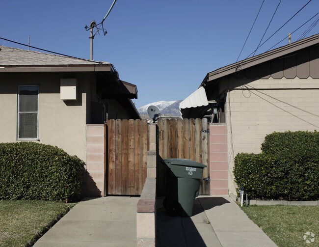 Building Photo - 536 W Vesta St
