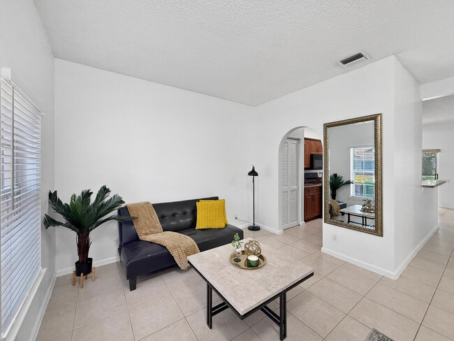 Building Photo - 4866 SW 32nd Terrace