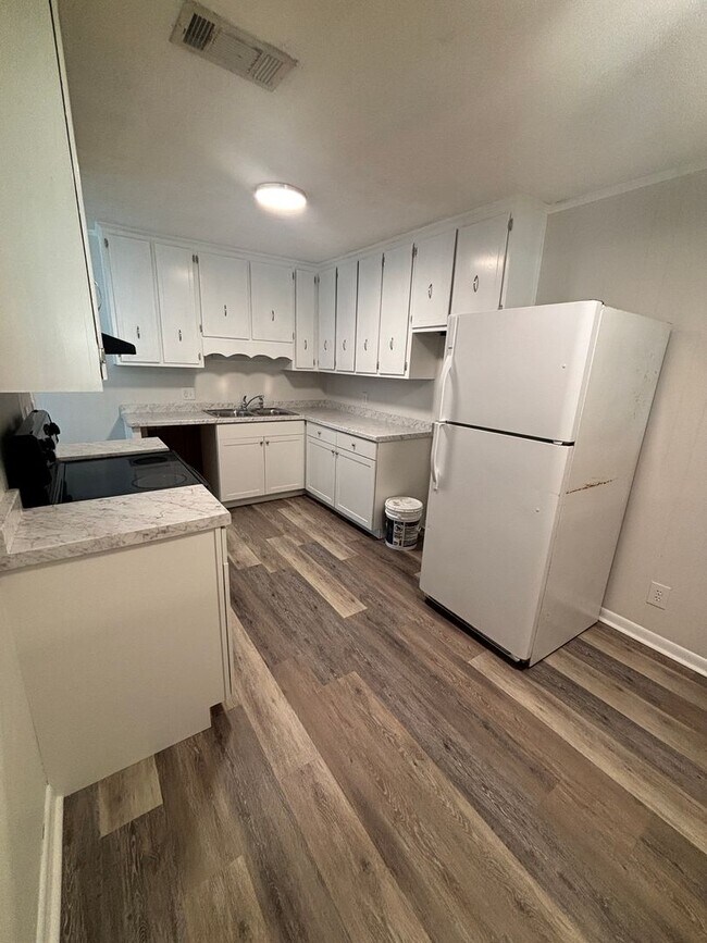 Building Photo - 3903 W 22nd St