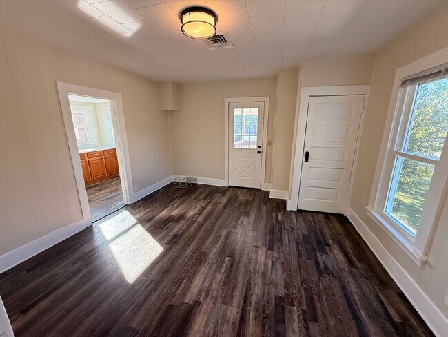 Building Photo - 750-752 E Wheeling St