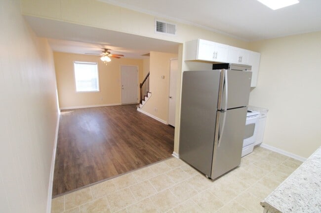 Building Photo - Renovated 2 bedroom Townhome in Belmont!