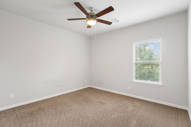 Building Photo - 3 Bedrooms and 2.5 Bathrooms located in Ca...