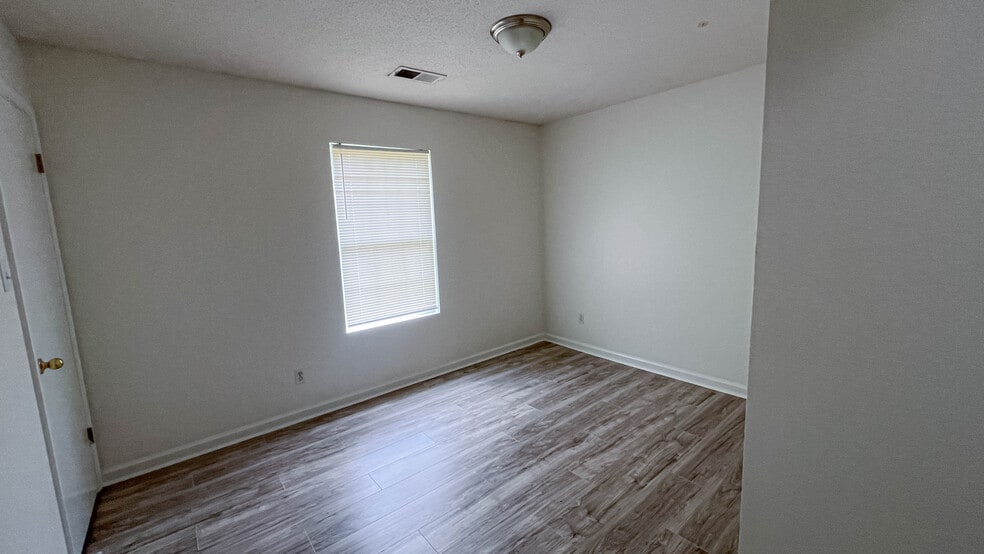 Building Photo - 4721 Waterfront Oak Dr