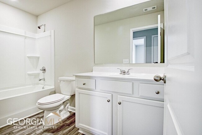 Building Photo - Prime Newnan Location! 2023 build, 3 bedroom townhome within walking distance to Downtown, The LI...