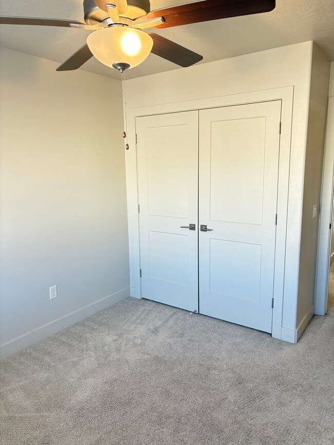 Building Photo - BEAUTIFUL TOWNHOME!