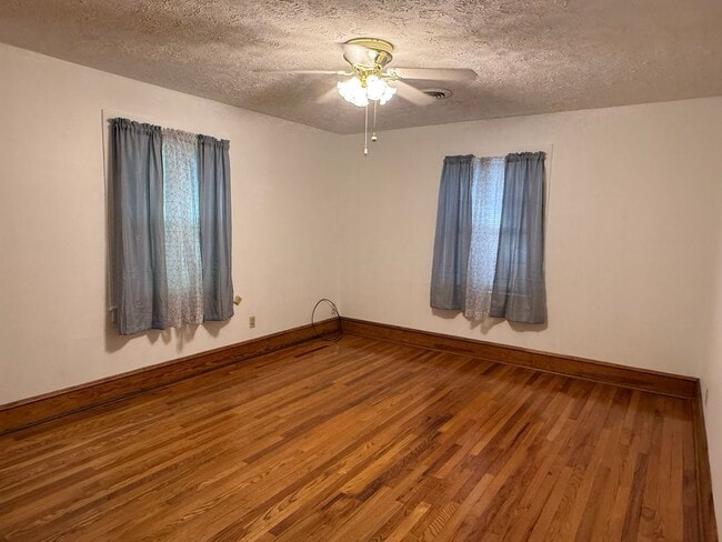 Building Photo - One Level Home! 3or 4 bedroom 1 bath with extra-large den, garage and extra storage on almost an ...