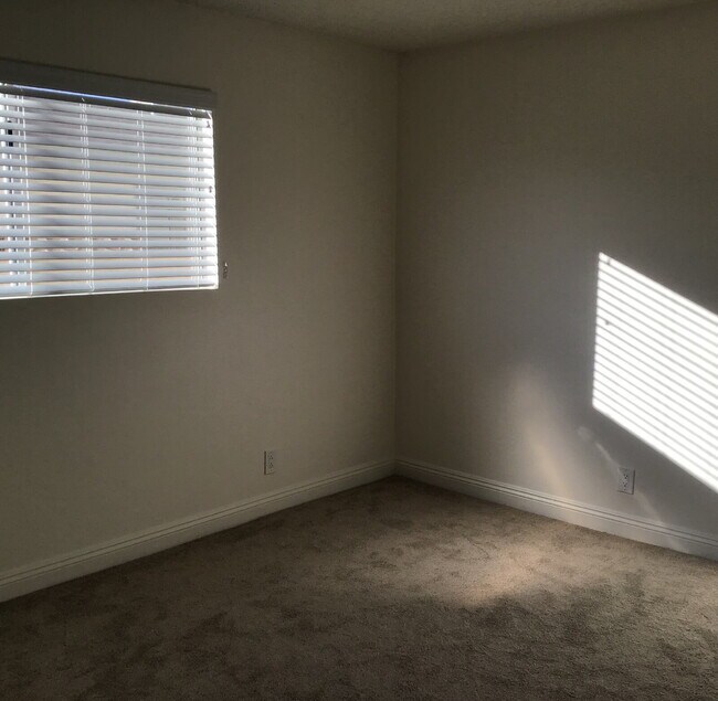 Building Photo - "Charming 1-Bedroom Retreat with Spacious Living in Lancaster – 800 Sq. Ft. of Comfort!"