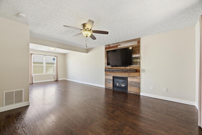 Building Photo - 106 Hewes St
