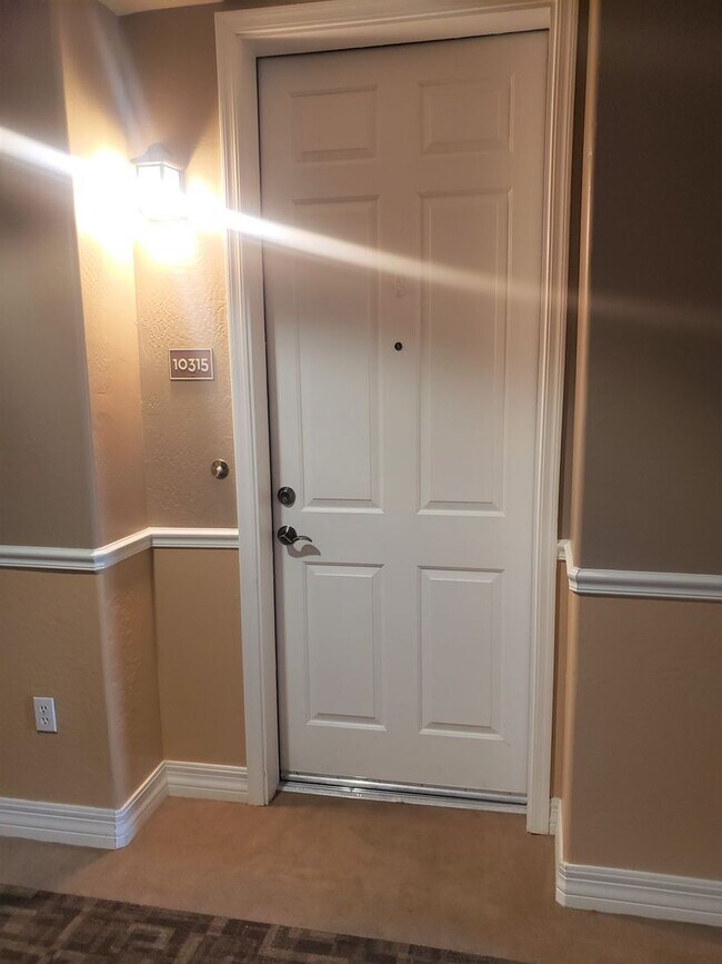 Building Photo - 3 bed 2 bath Condo