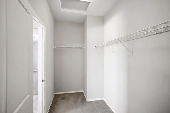 Building Photo - 4 Bed, Beauty With First Floor Bed And Full Bath