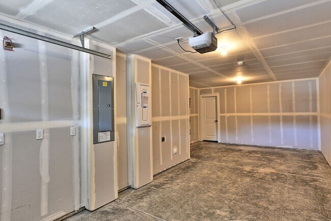 Building Photo - Brand New Luxury Townhomes