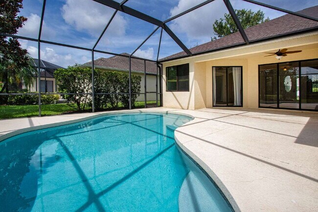 Building Photo - Luxurious Lakefront Living: Spacious 4-Bedroom Home with Pool and Guest Suite in Lakewood Ranch