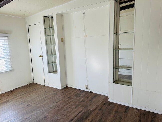 Building Photo - 5-Bed/2.5-Bath Rental by the Colorado River and Marina Proximity and Shopping Convenience!