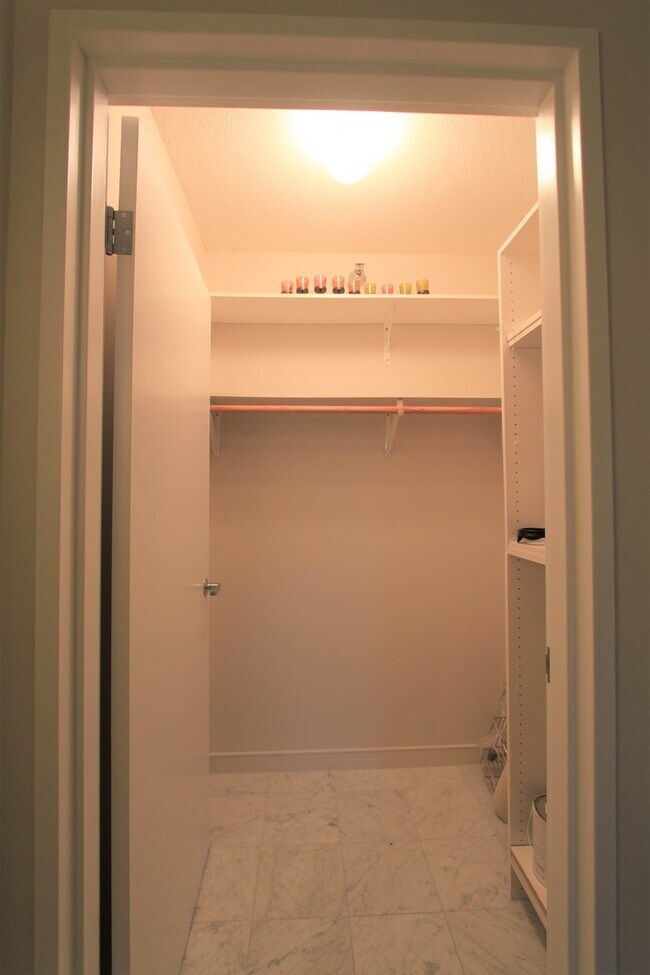 Building Photo - 512 N McClurg Ct