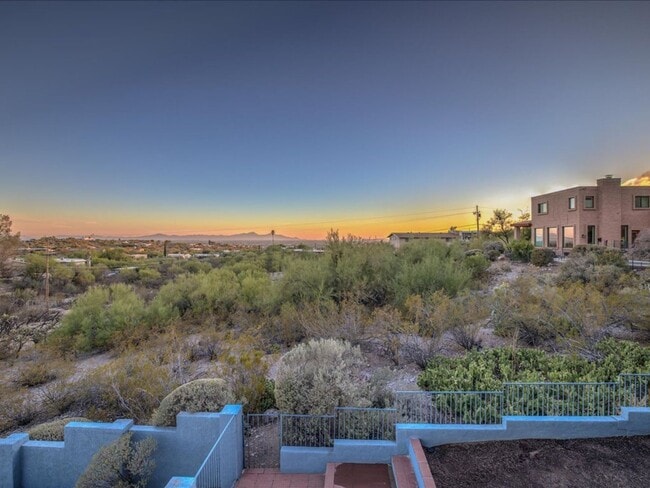 Building Photo - 4 Bedrooms, 3 Bathrooms