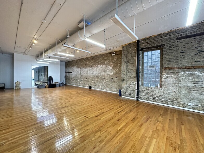 Building Photo - 1654 W Chicago Ave