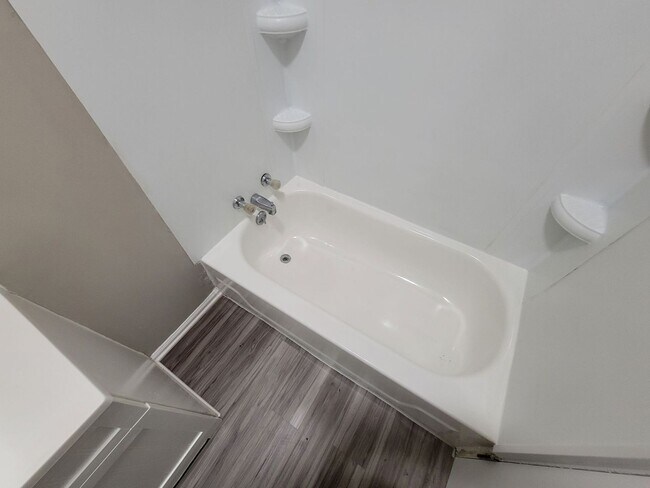 Building Photo - Moore 307 - I2I