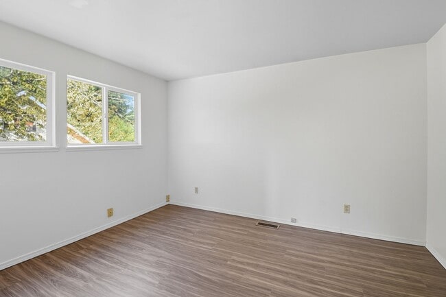 Building Photo - 5Bd/2Ba Bellevue Home