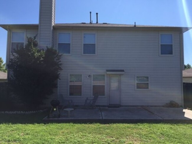 Building Photo - 4 Bed 2.5 Bath Home with Yard in Kyle