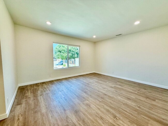 Building Photo - Beautifully Remodeled 3-Bed, 2-Bath Home i...