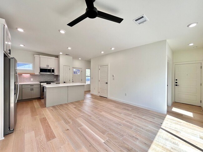 Building Photo - 1403 Cometa St