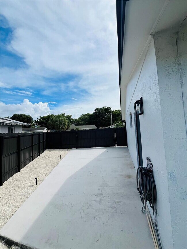 Building Photo - 1707 S Curlew Ln