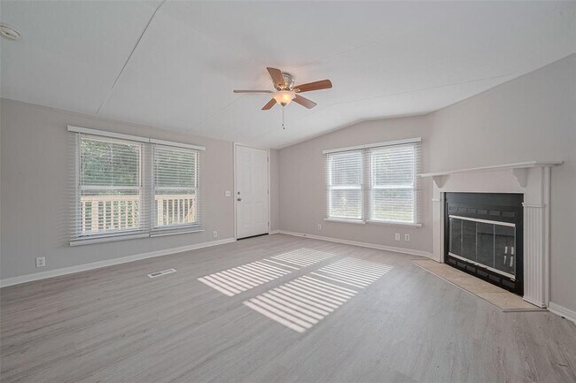 Building Photo - 8856 Greenwood Dr