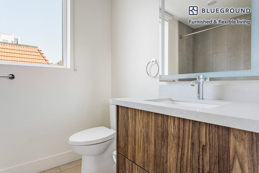 Building Photo - 760 S Serrano Ave