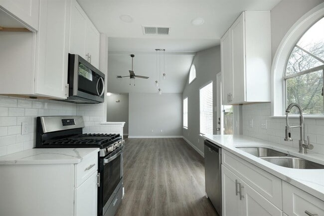Building Photo - 1301 Black Cherry Dr