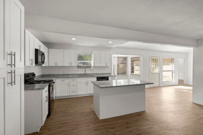 Building Photo - 914 Grand Oaks Dr