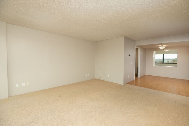 Building Photo - FALL RENT DEAL! Unbeatable Views, Ample Am...