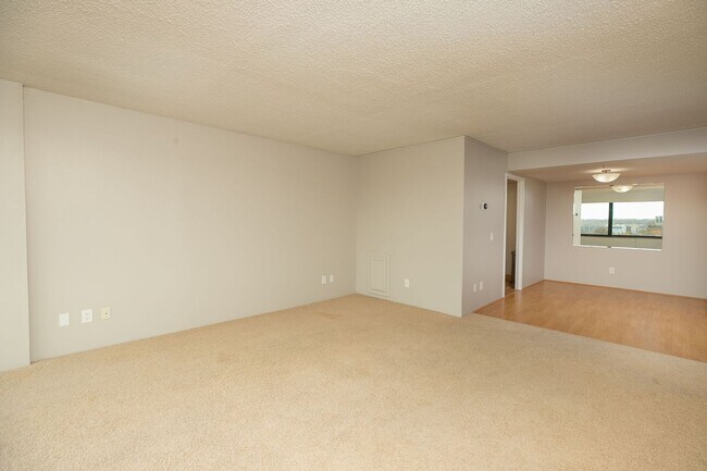 Building Photo - Unbeatable Views, Ample Amenities, 2 Bed 1...