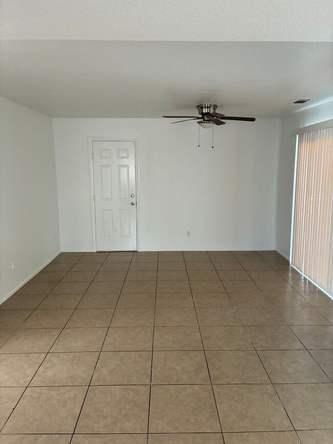 Building Photo - ( ( ( New Paint New Carpet ) ) )  3 bed 2.5 bath La Sierra Home