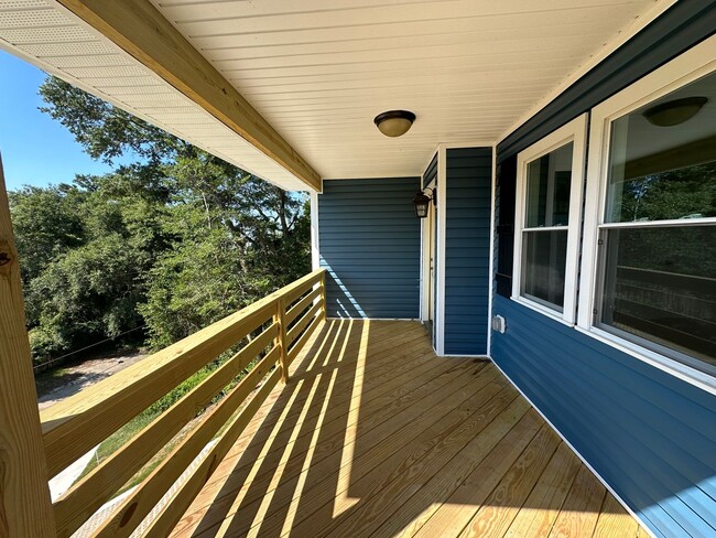 Building Photo - TREETOP HOME w/downstairs Suite