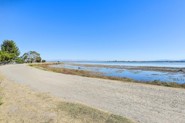 Building Photo - 142 Monaco Dr