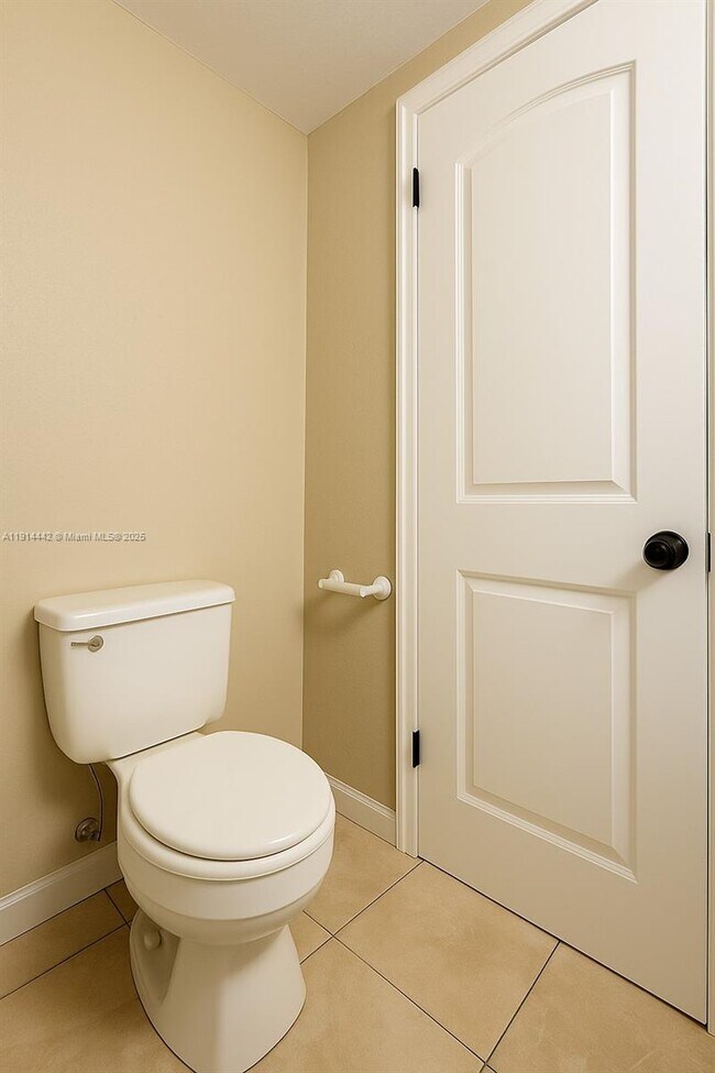 Building Photo - 1080 N Franklin Ave