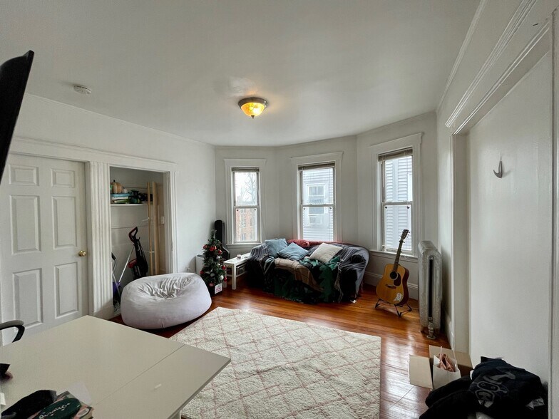 Building Photo - 162 Kelton St