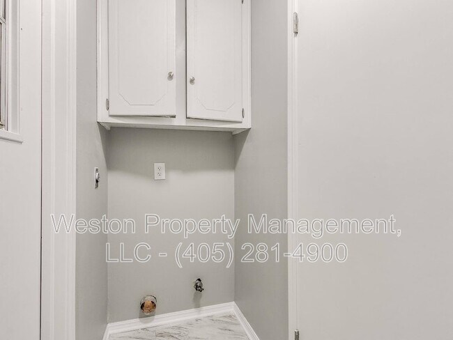 Building Photo - 1011 Crown Dr