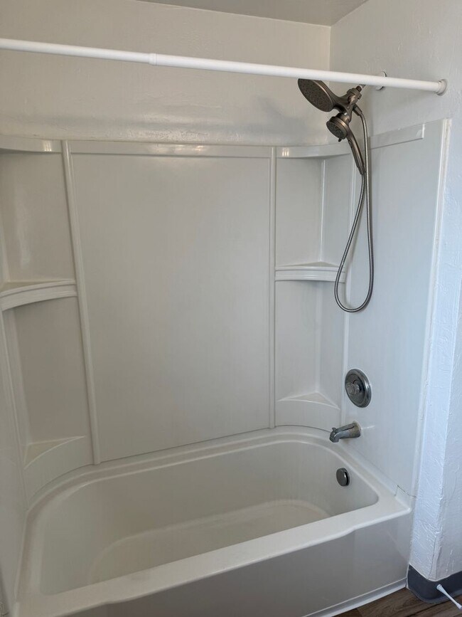Building Photo - Updated 2 bedroom 1 1/2 bath duplex in Springfield!