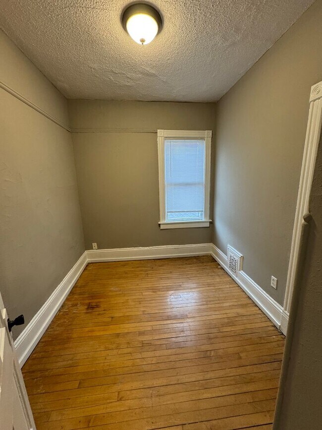Building Photo - Spacious 4BR Upper Duplex Unit in the Hear...