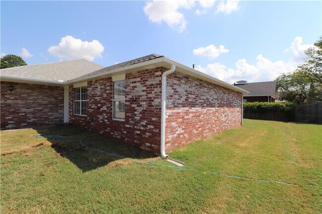 Building Photo - 2701 Dividend Dr