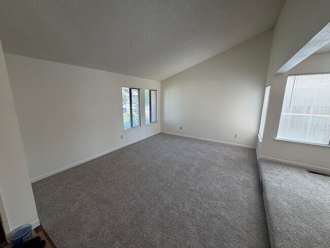Building Photo - 872 Shellwood Way