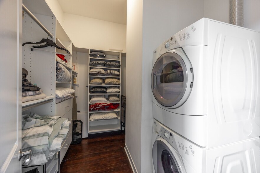 Building Photo - 1002 W Lake St