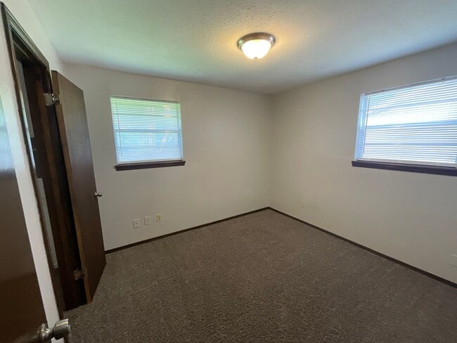 Building Photo - Nice 3bed, 1 1/2 bath. 2 car garage